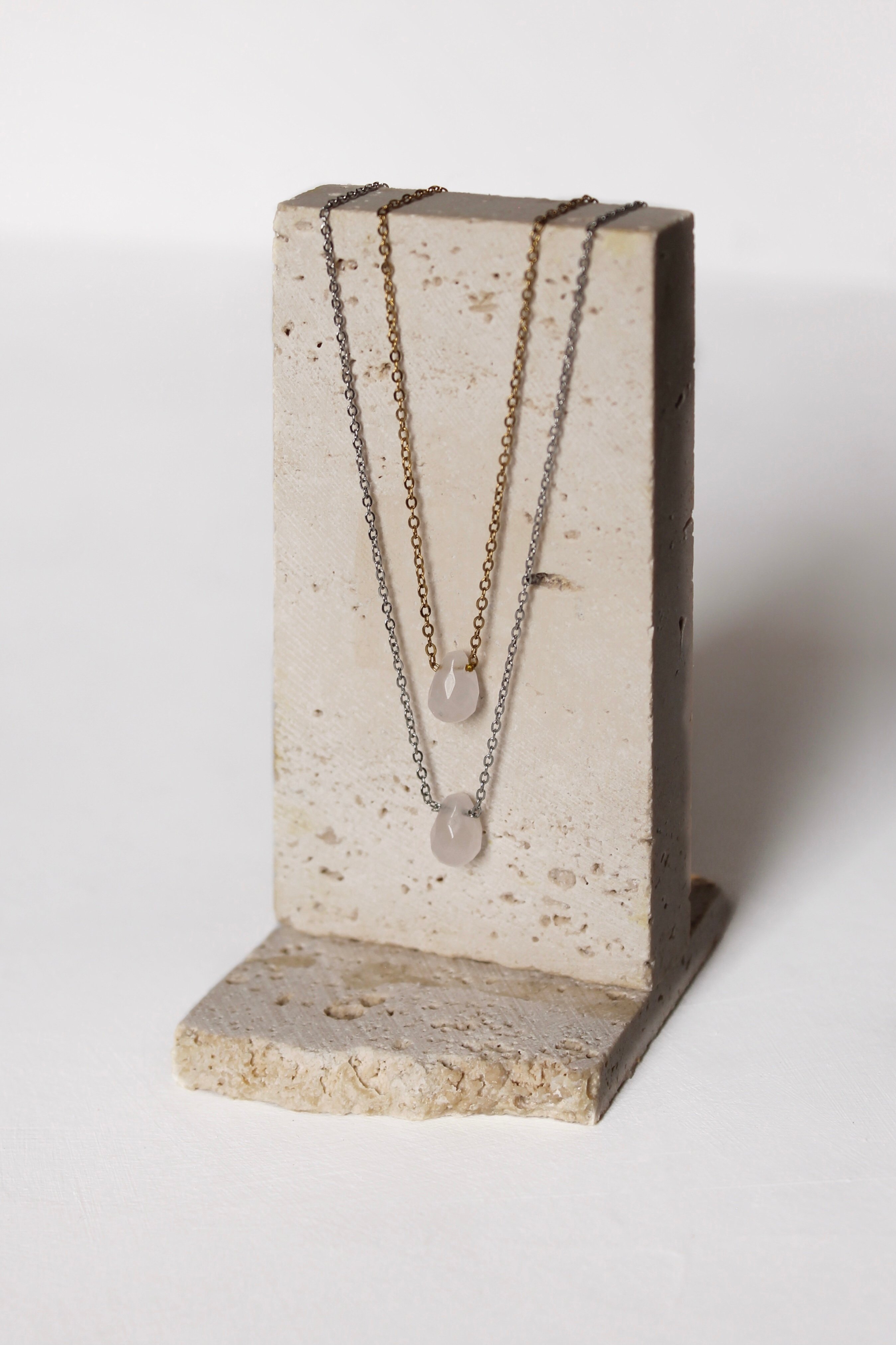 عقد حجر الكوارتز الوردي