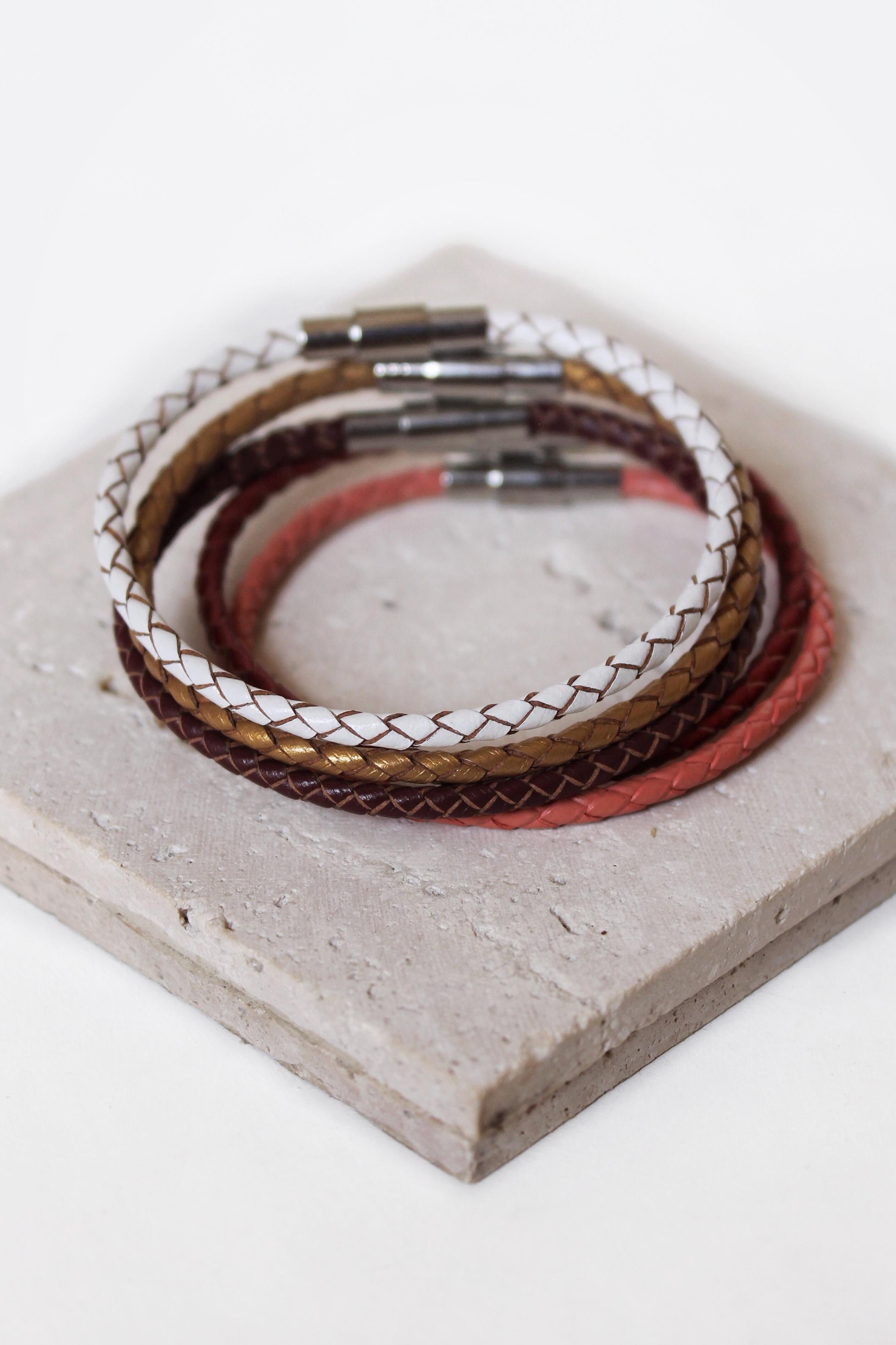 سوار جلد رفيع بني داكن