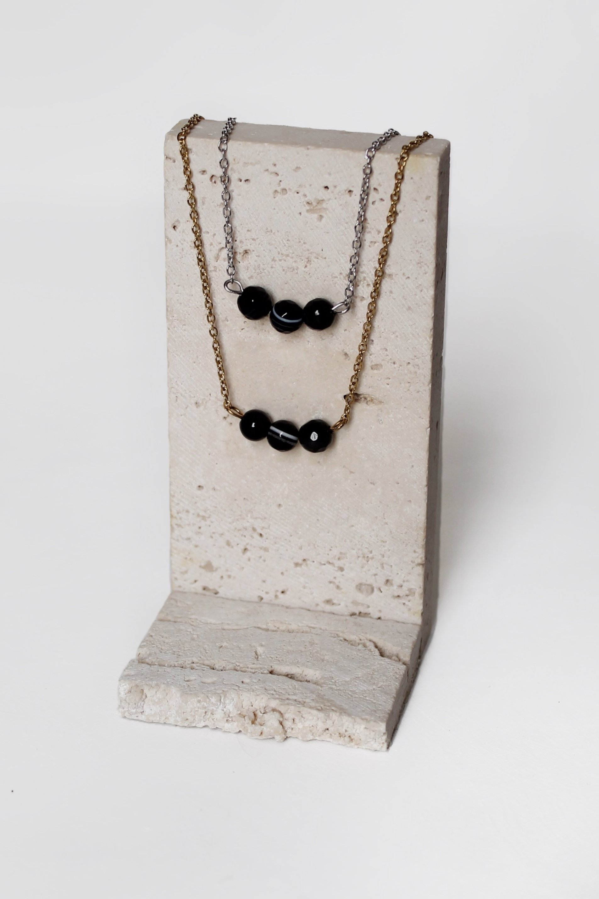 عقد حجر العقيق الأسود الثلاثي