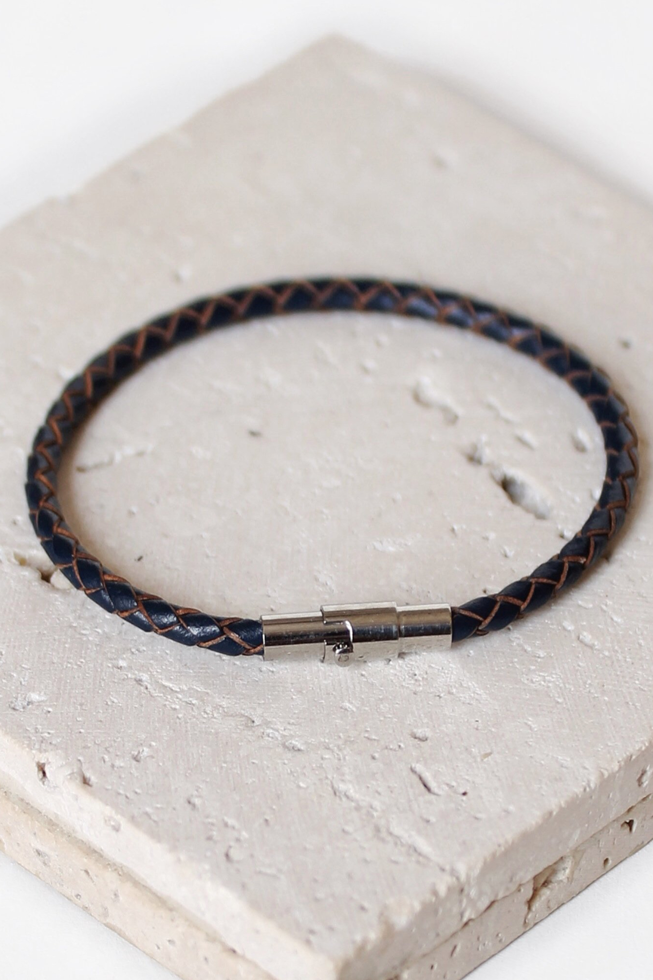 سوار جلد رفيع كحلي