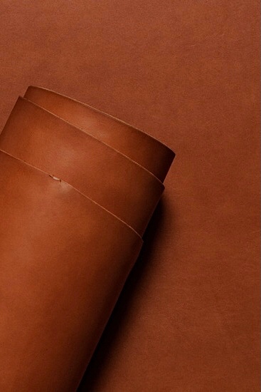 سوار جلد مع حجر العقيق الأحمر