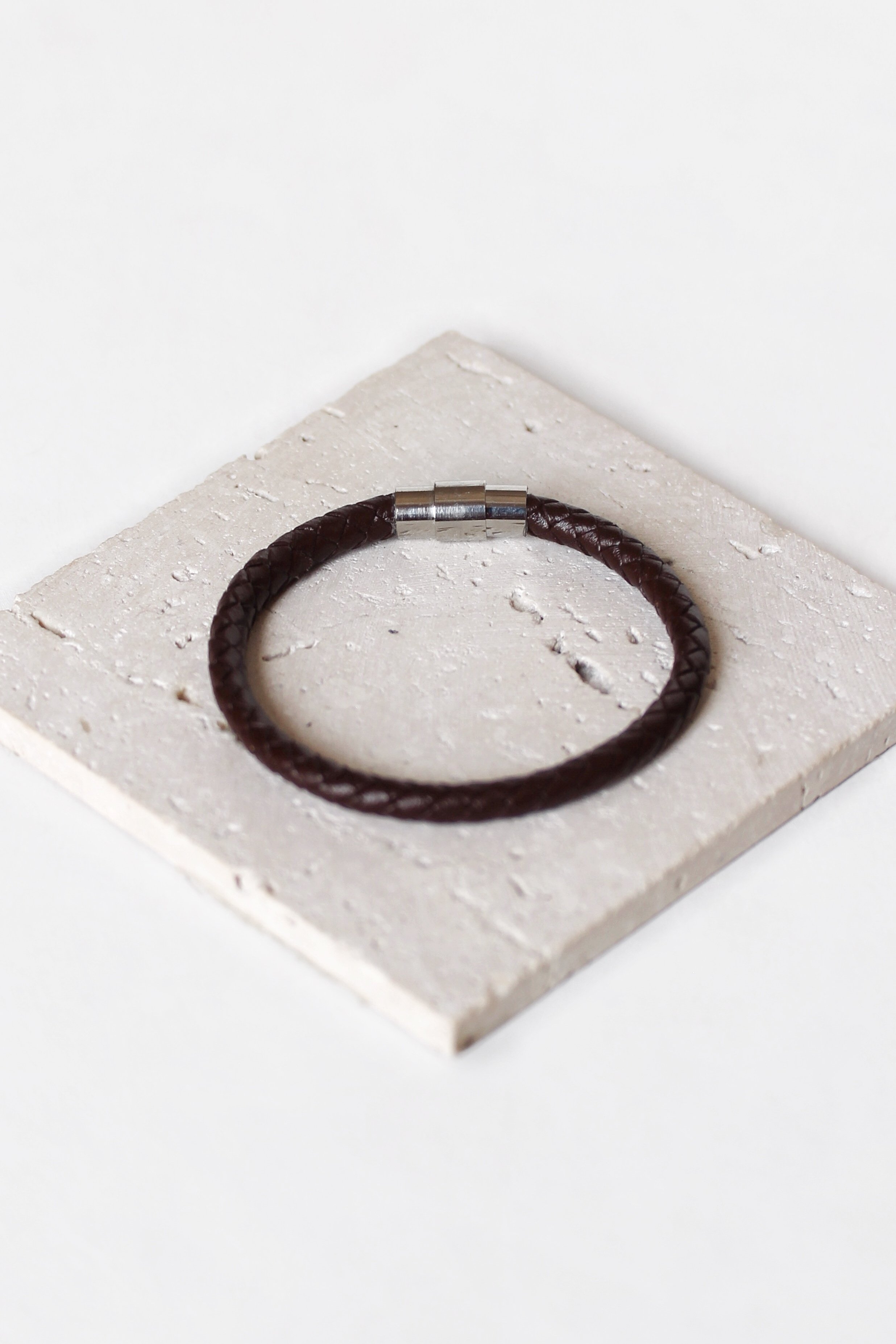 سوار جلد سميك بني داكن