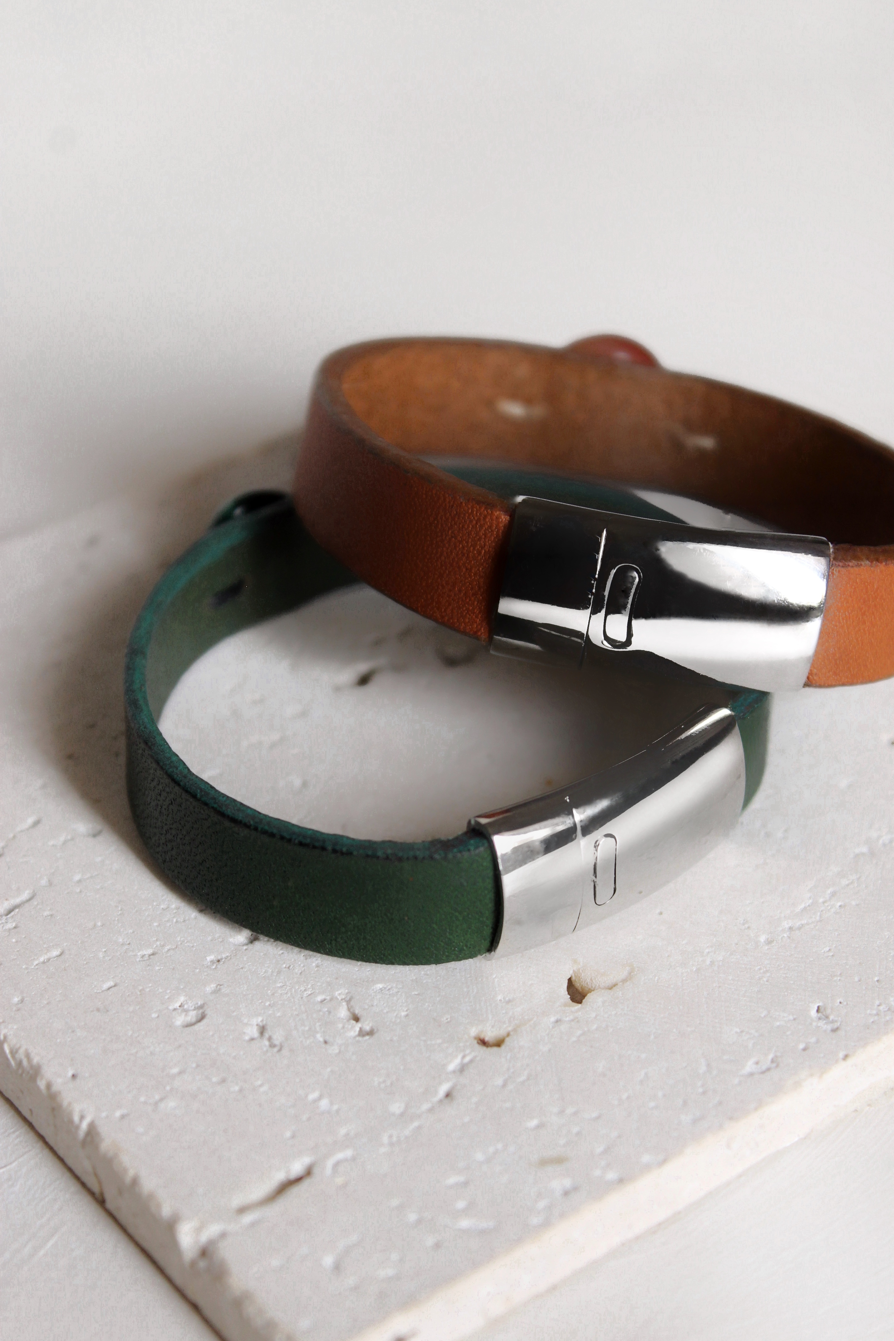 سوار جلد مع حجر اللازورد