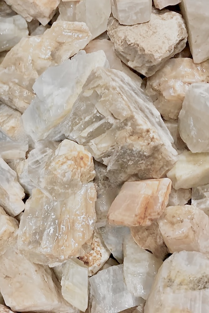 عقد قلب حجر القمر