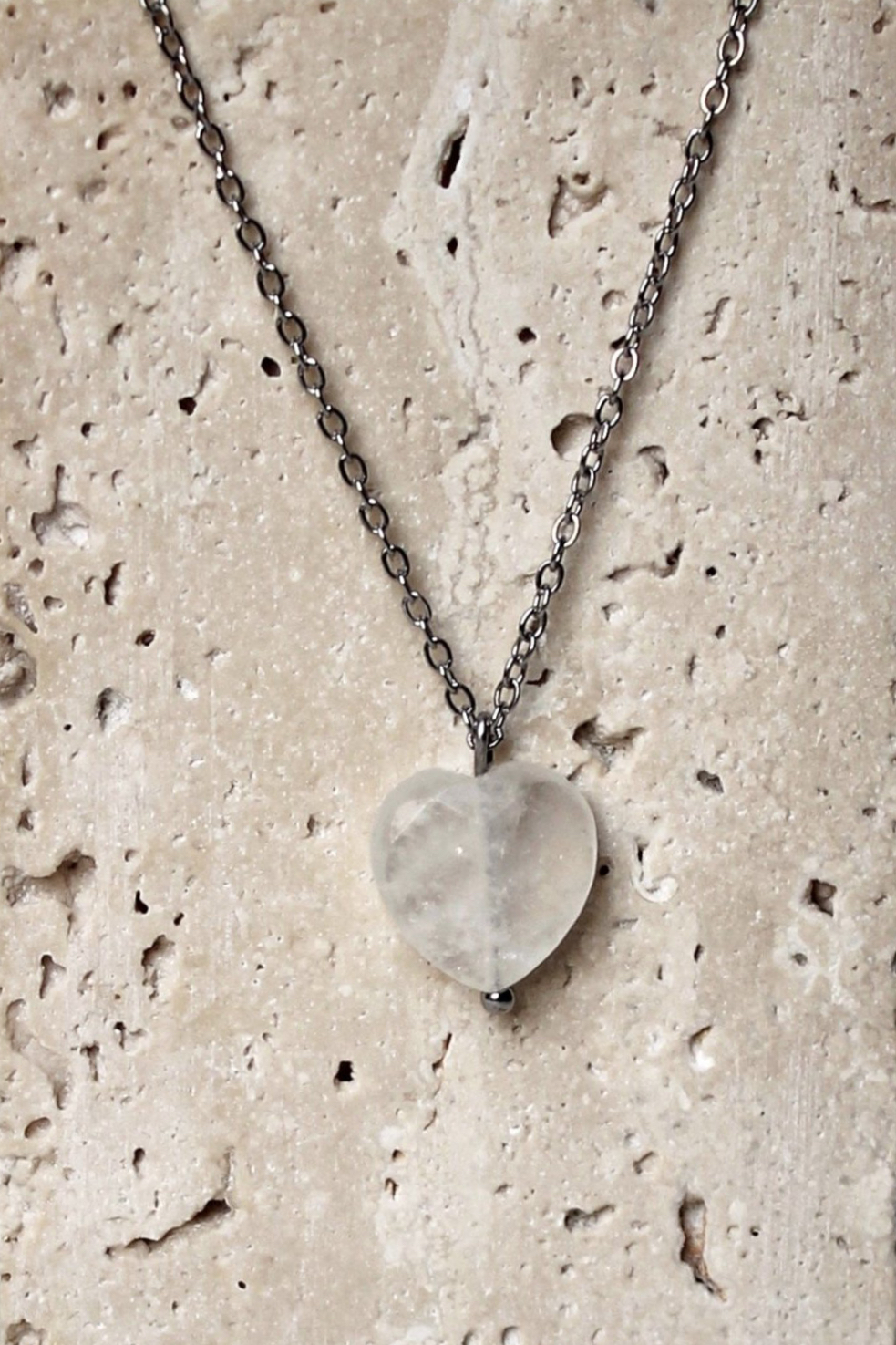 عقد قلب حجر القمر