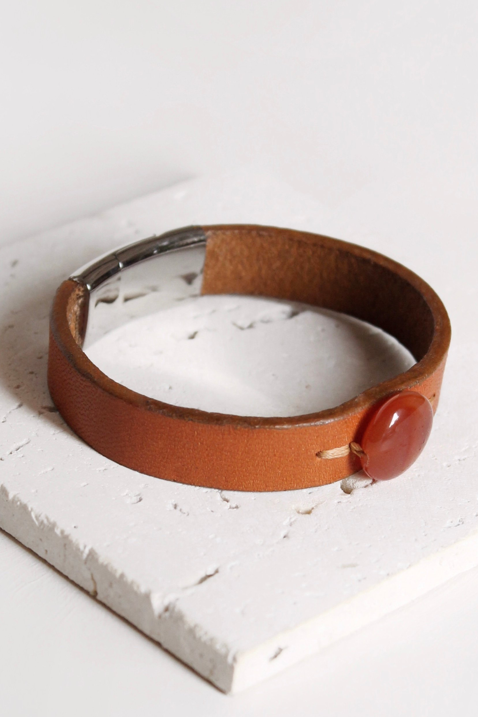 سوار جلد مع حجر العقيق الأحمر