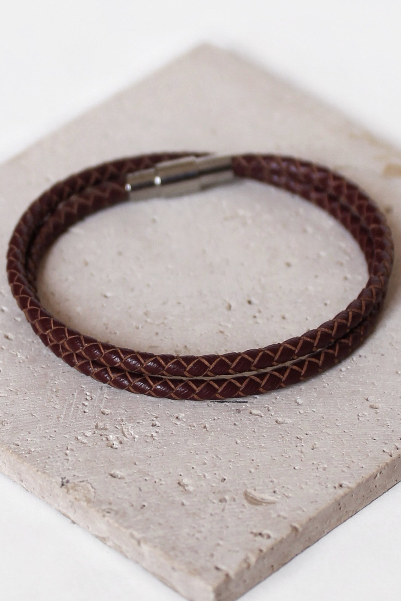 سوار جلد رفيع بني داكن مزدوج