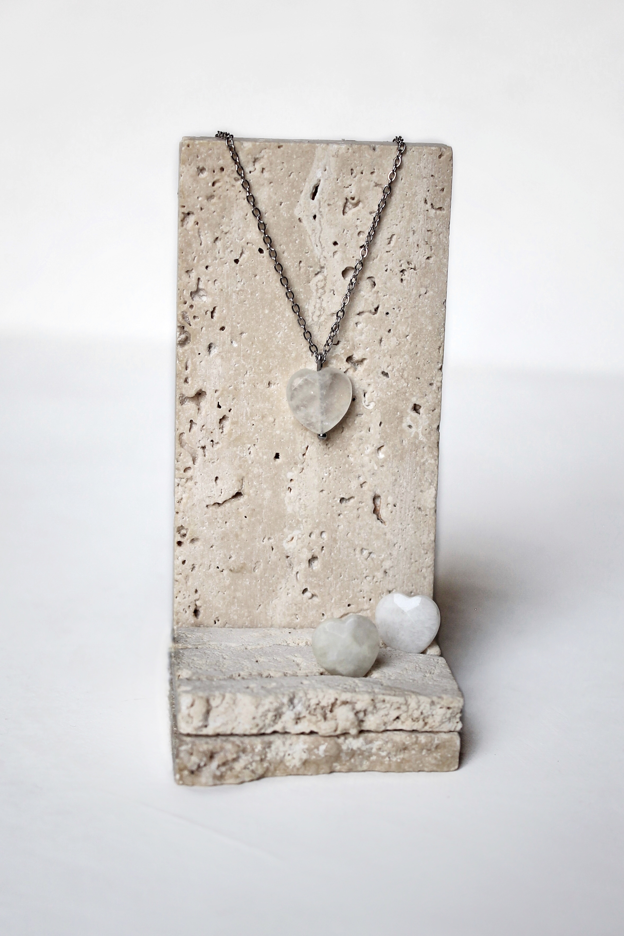 عقد قلب حجر القمر