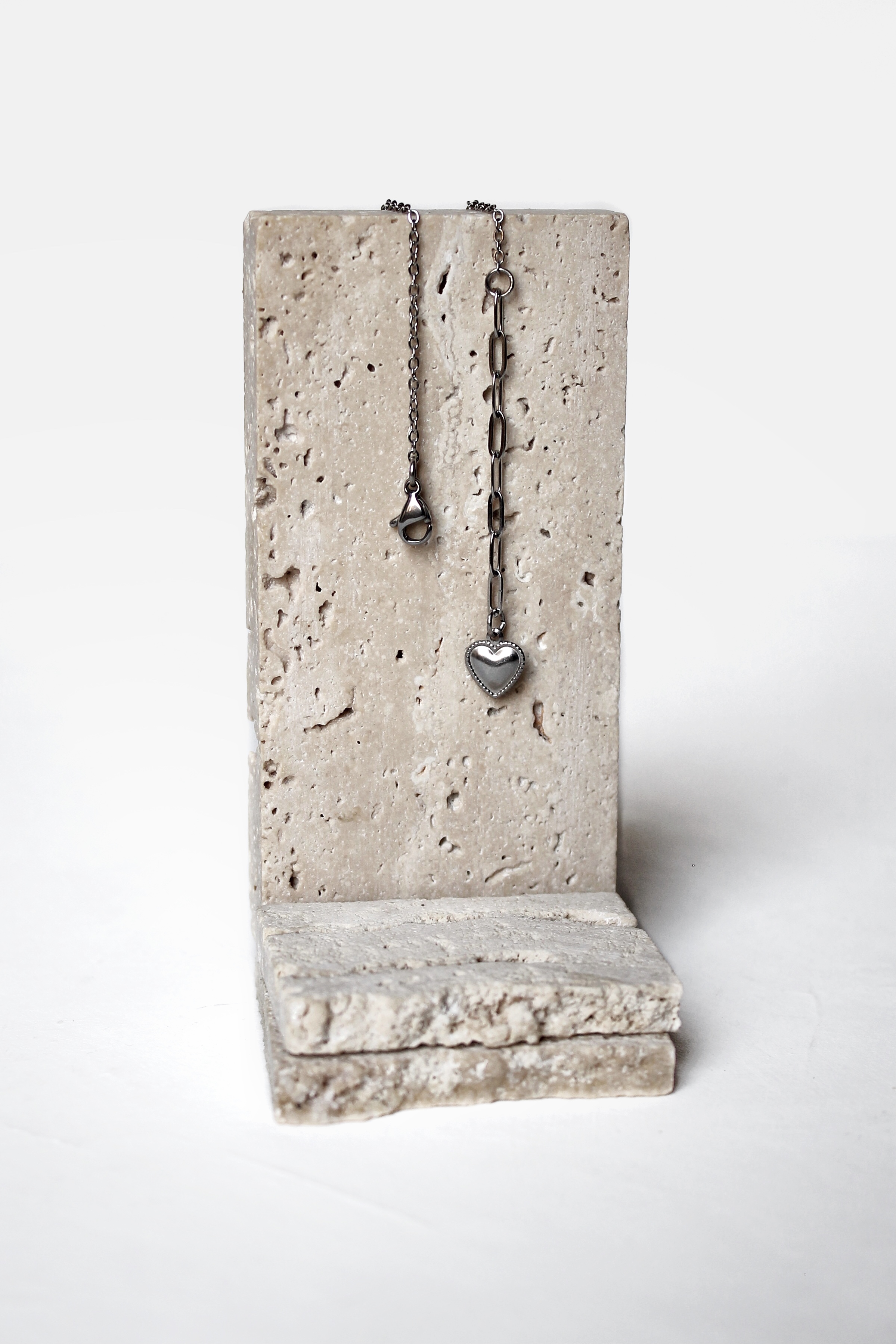 عقد قلب حجر القمر