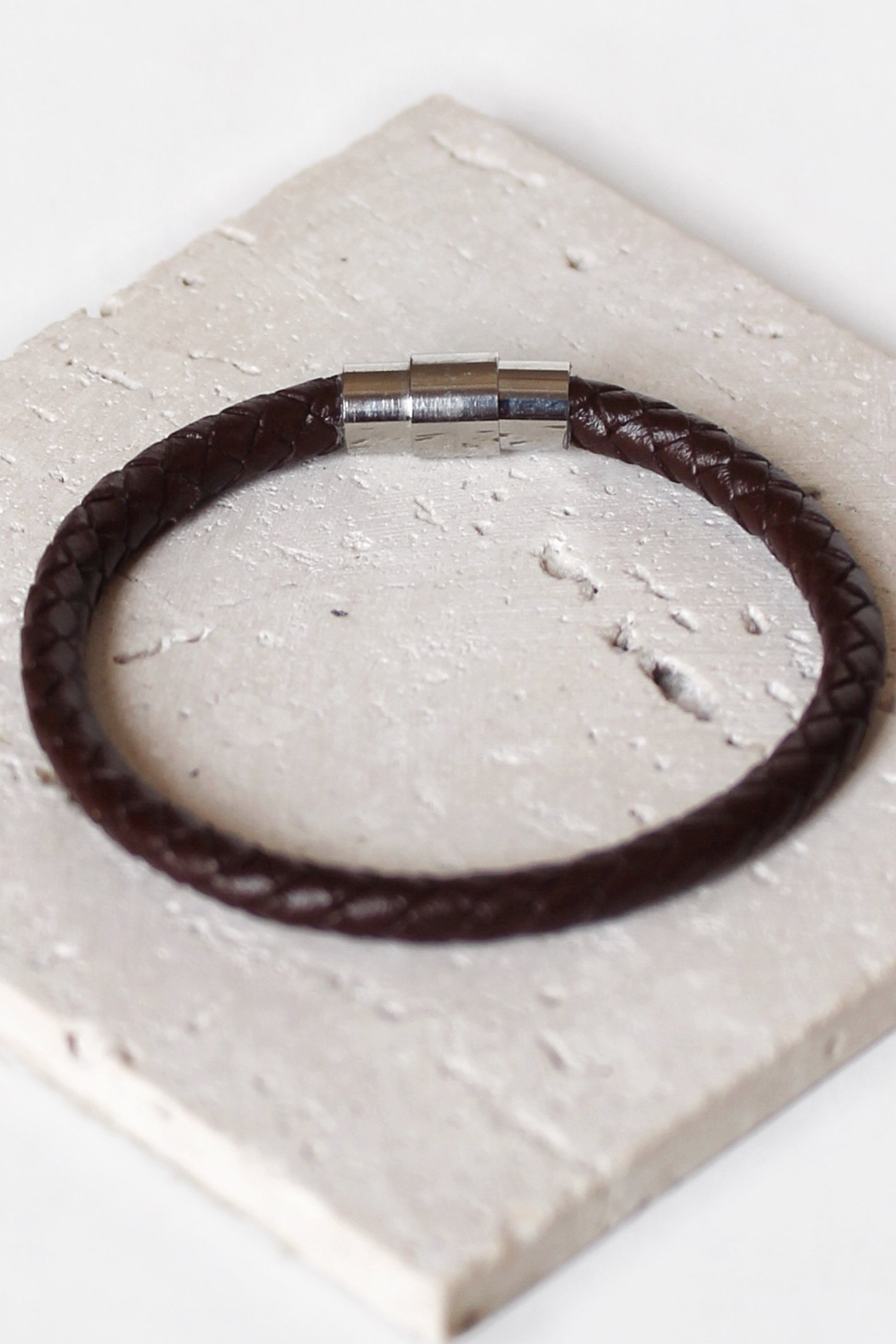 سوار جلد سميك بني داكن