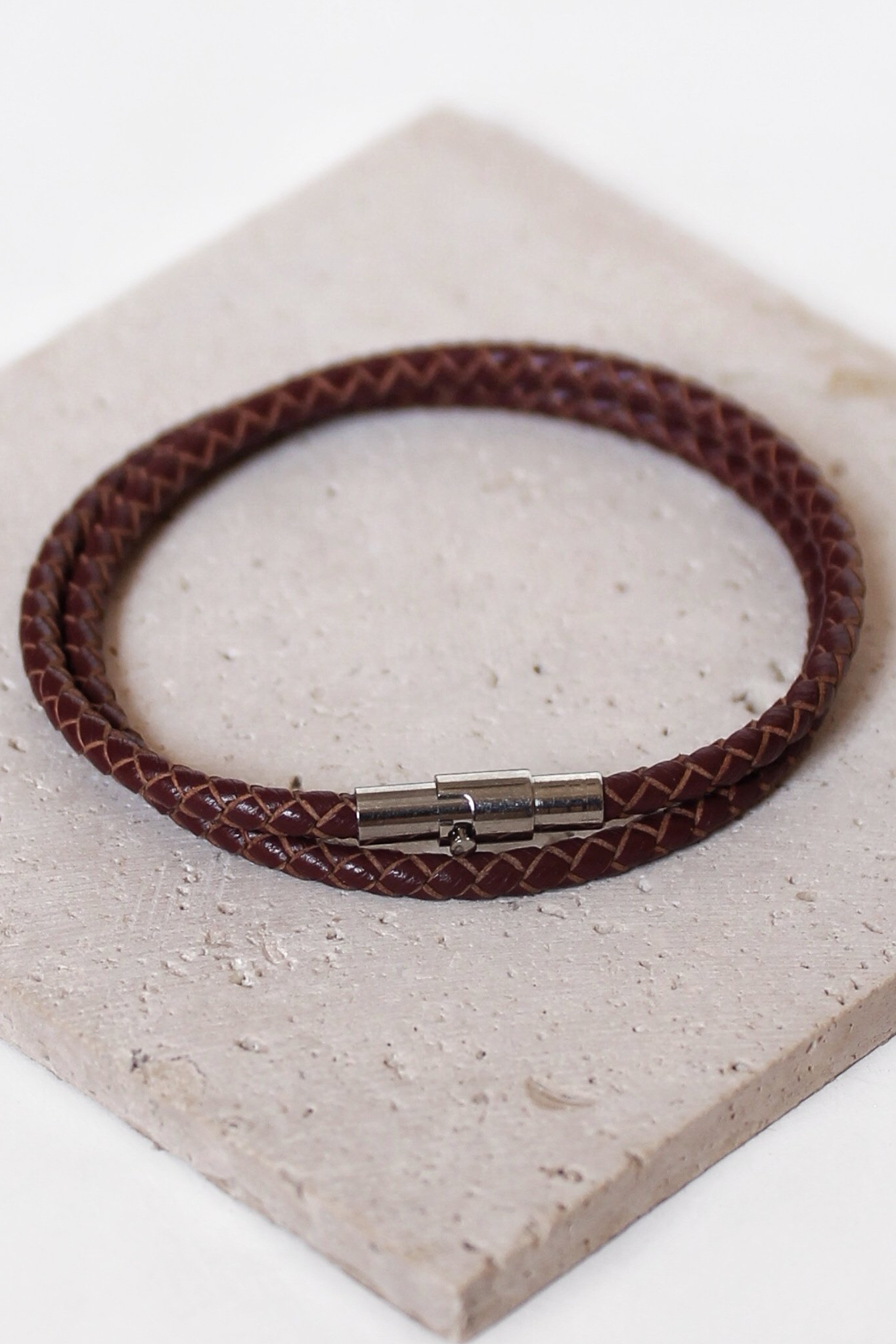 سوار جلد رفيع بني داكن مزدوج