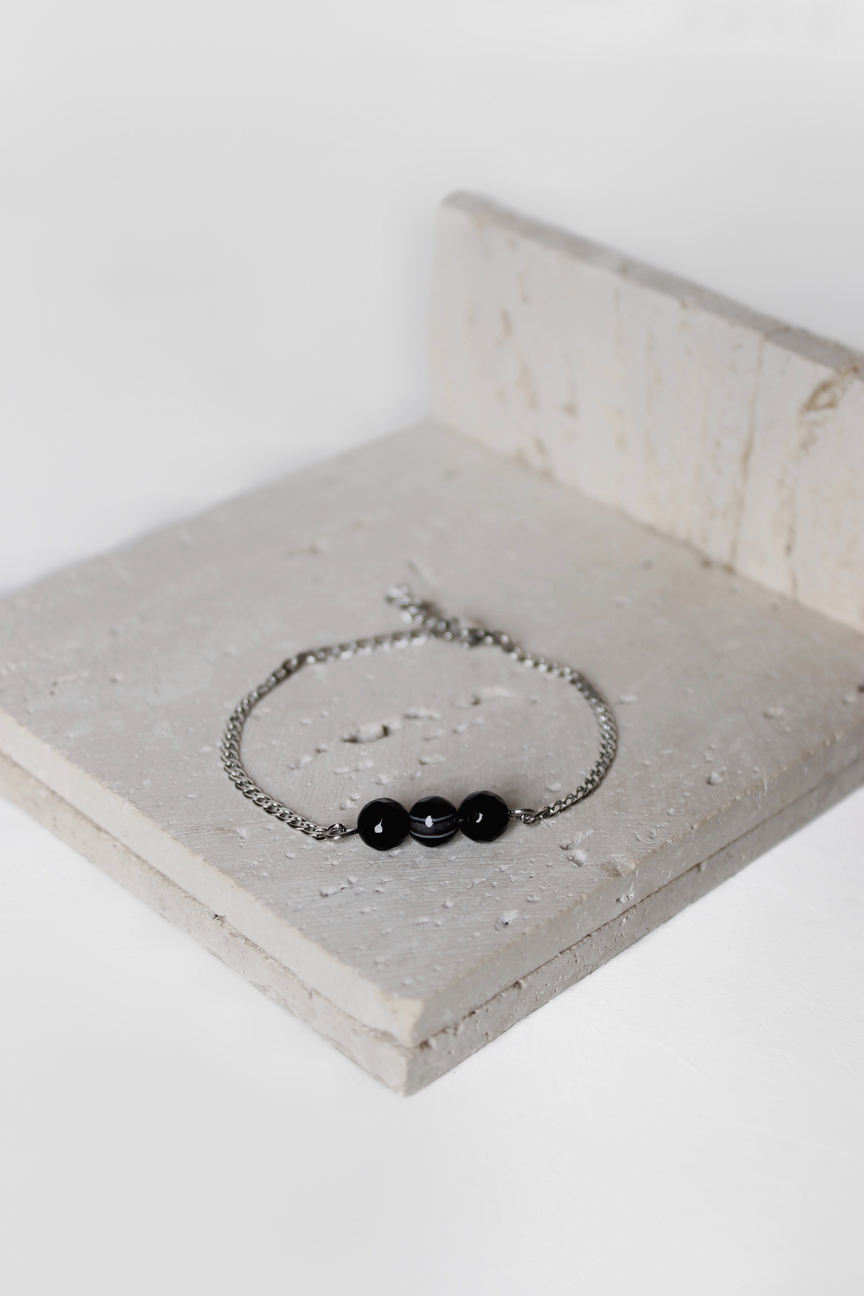 سوار حجر العقيق الأسود الثلاثي