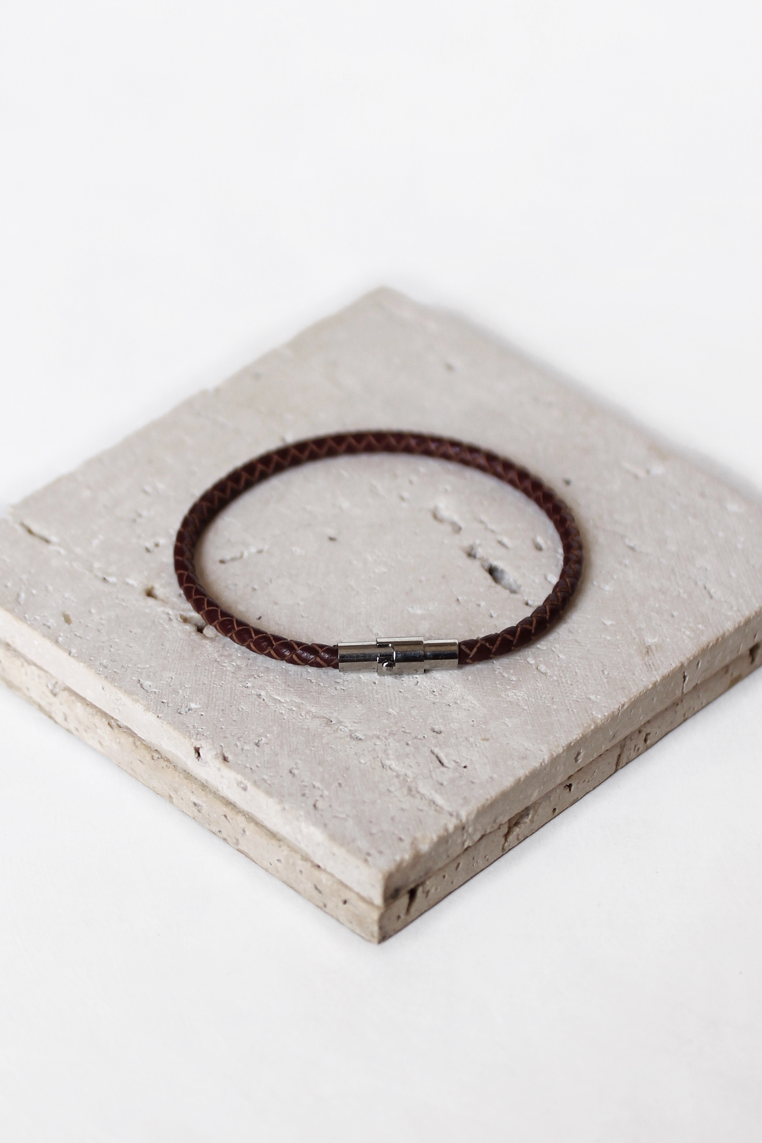 سوار جلد رفيع بني داكن