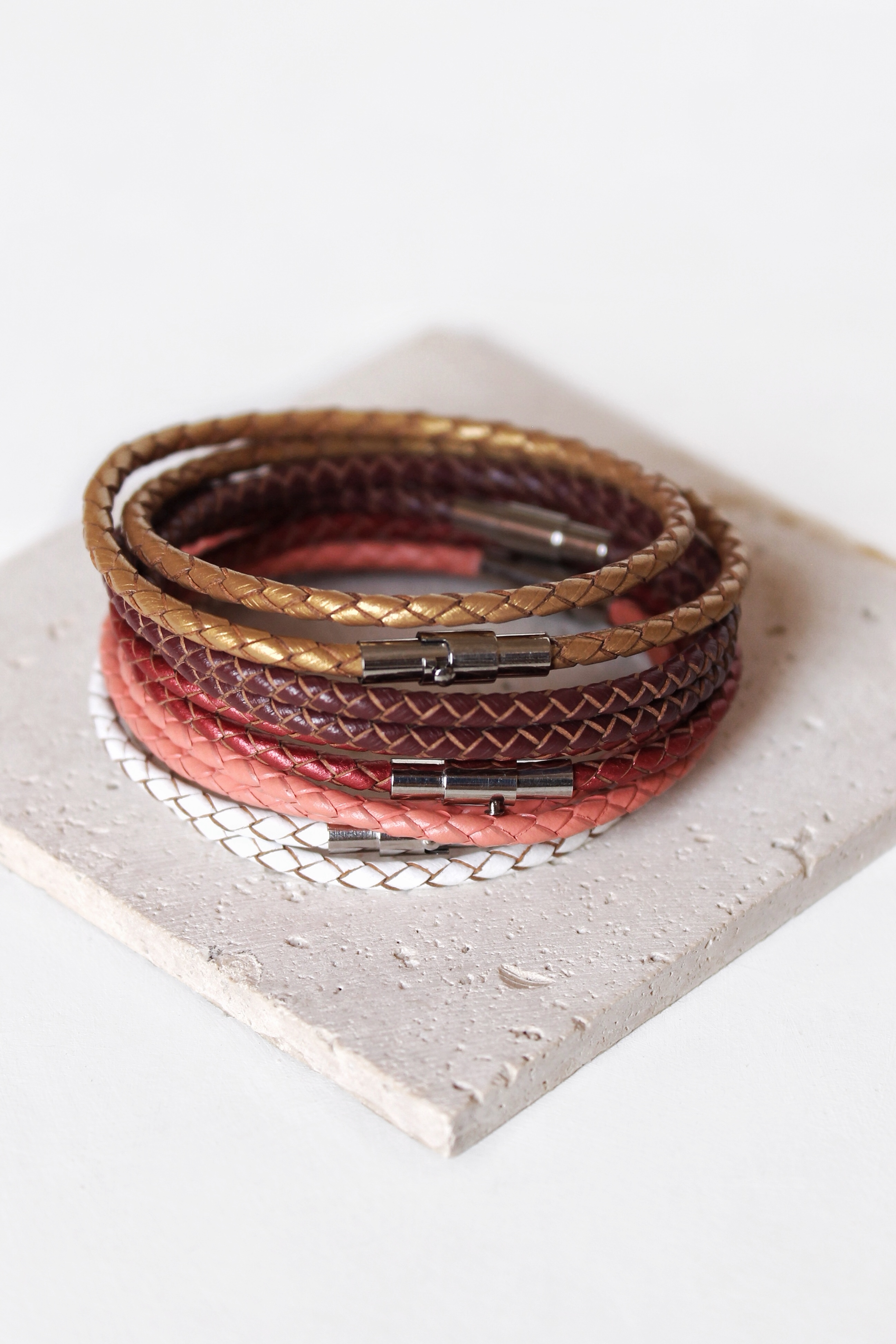 سوار جلد رفيع بني داكن مزدوج