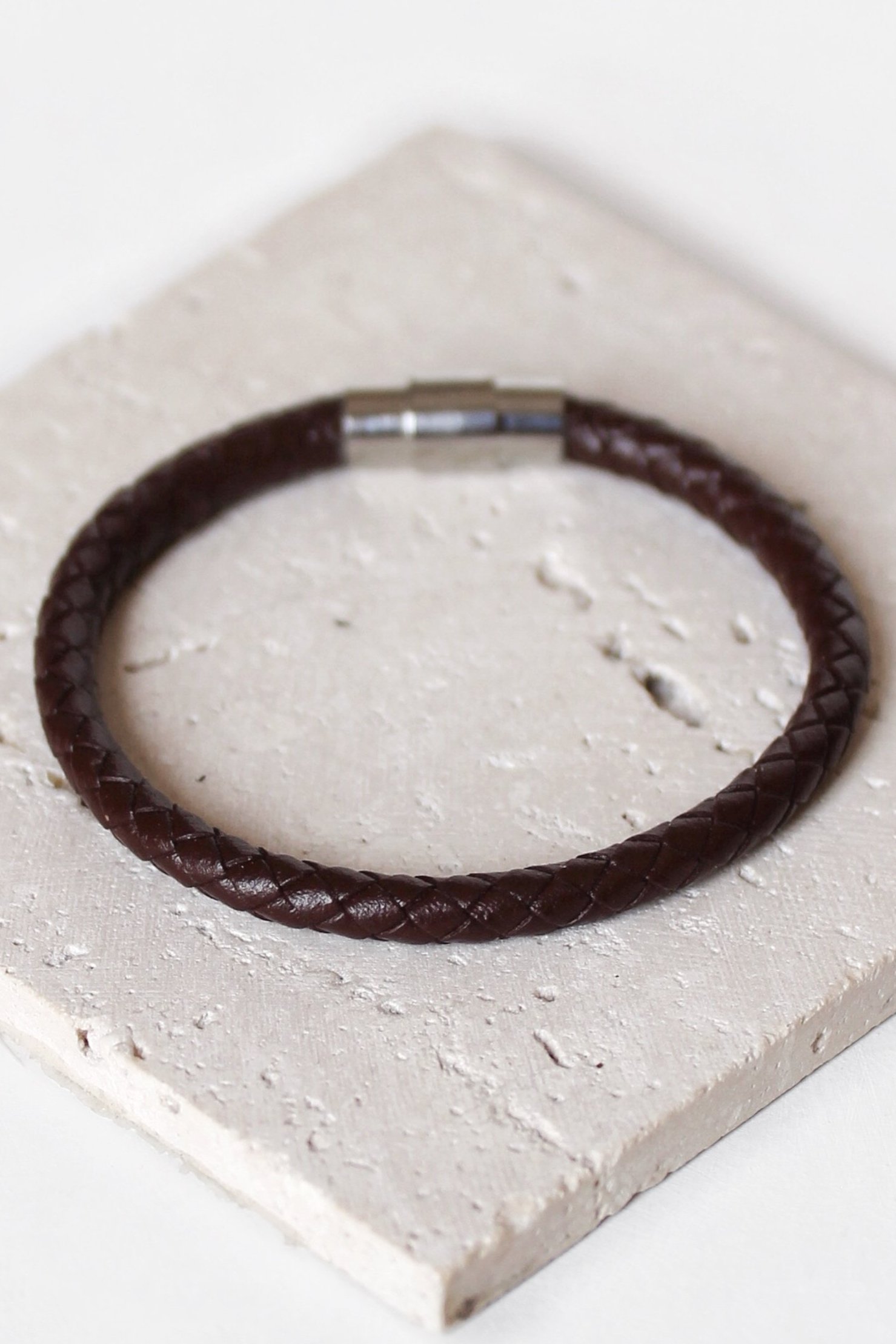 سوار جلد سميك بني داكن