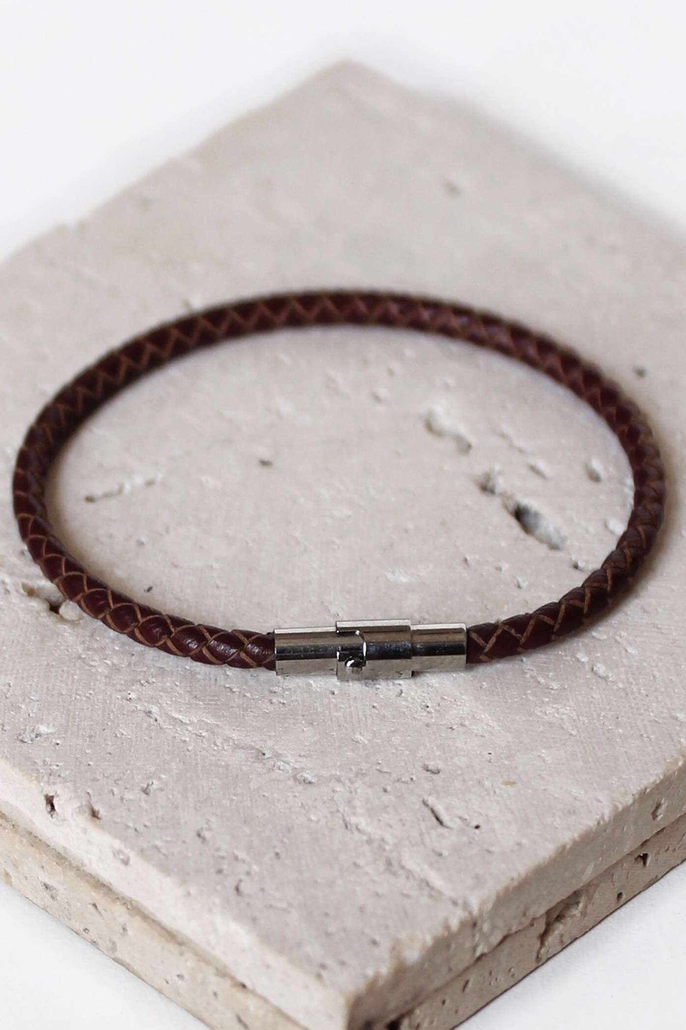 سوار جلد رفيع بني داكن