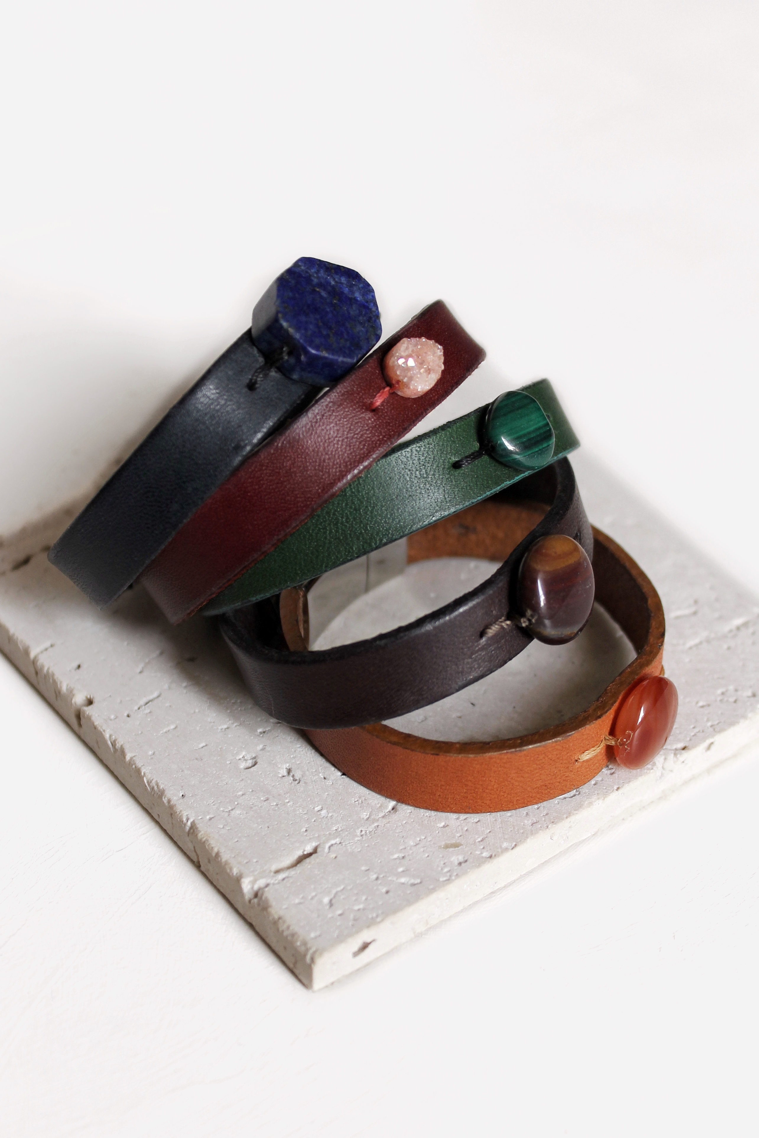 سوار جلد مع حجر العقيق الأحمر