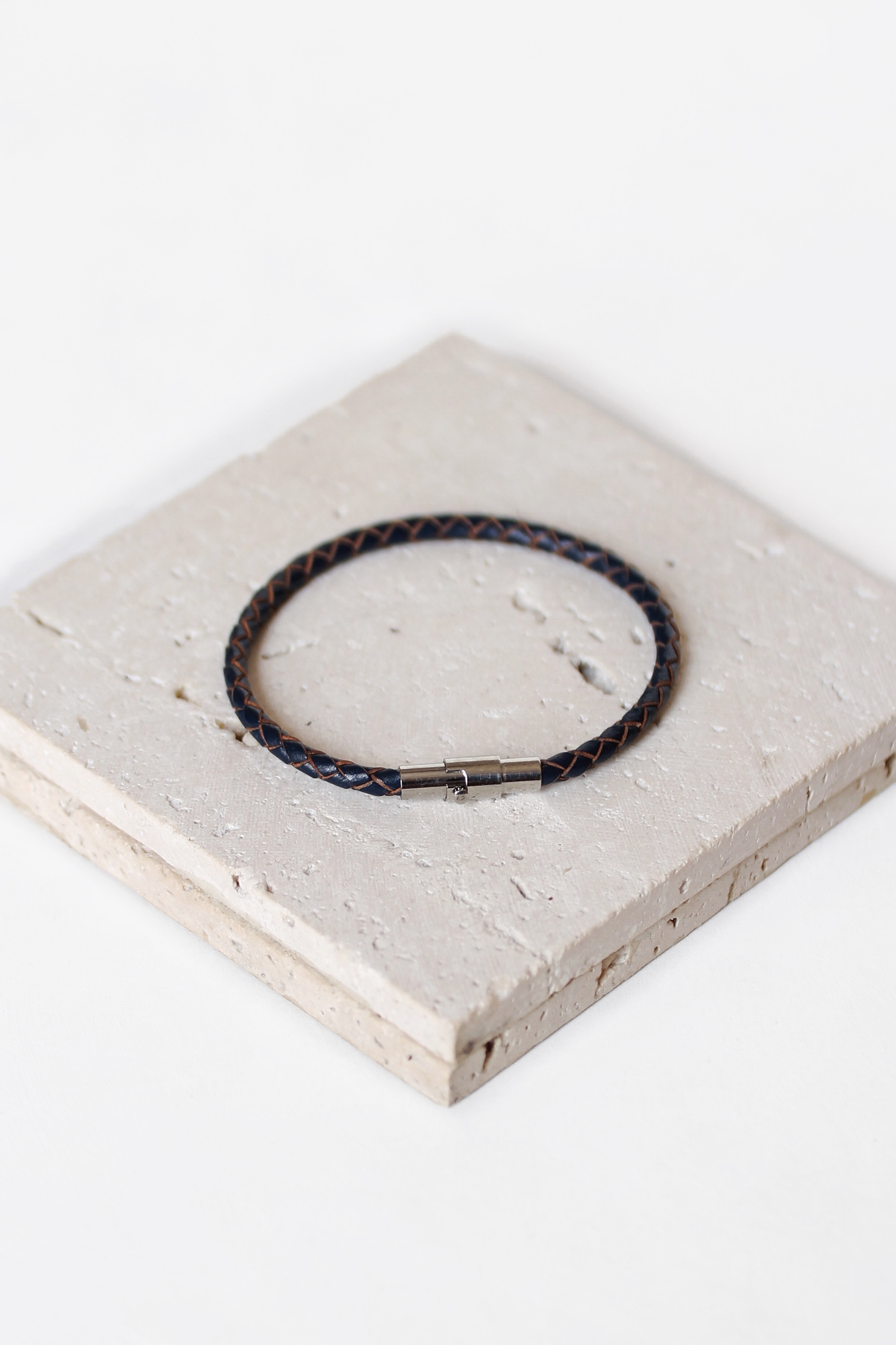 سوار جلد رفيع كحلي