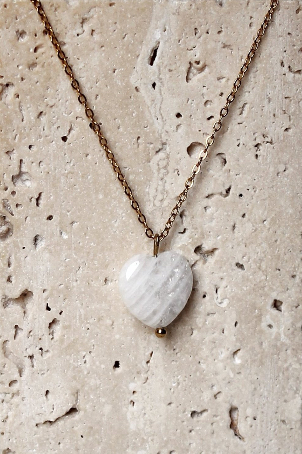 عقد قلب حجر القمر