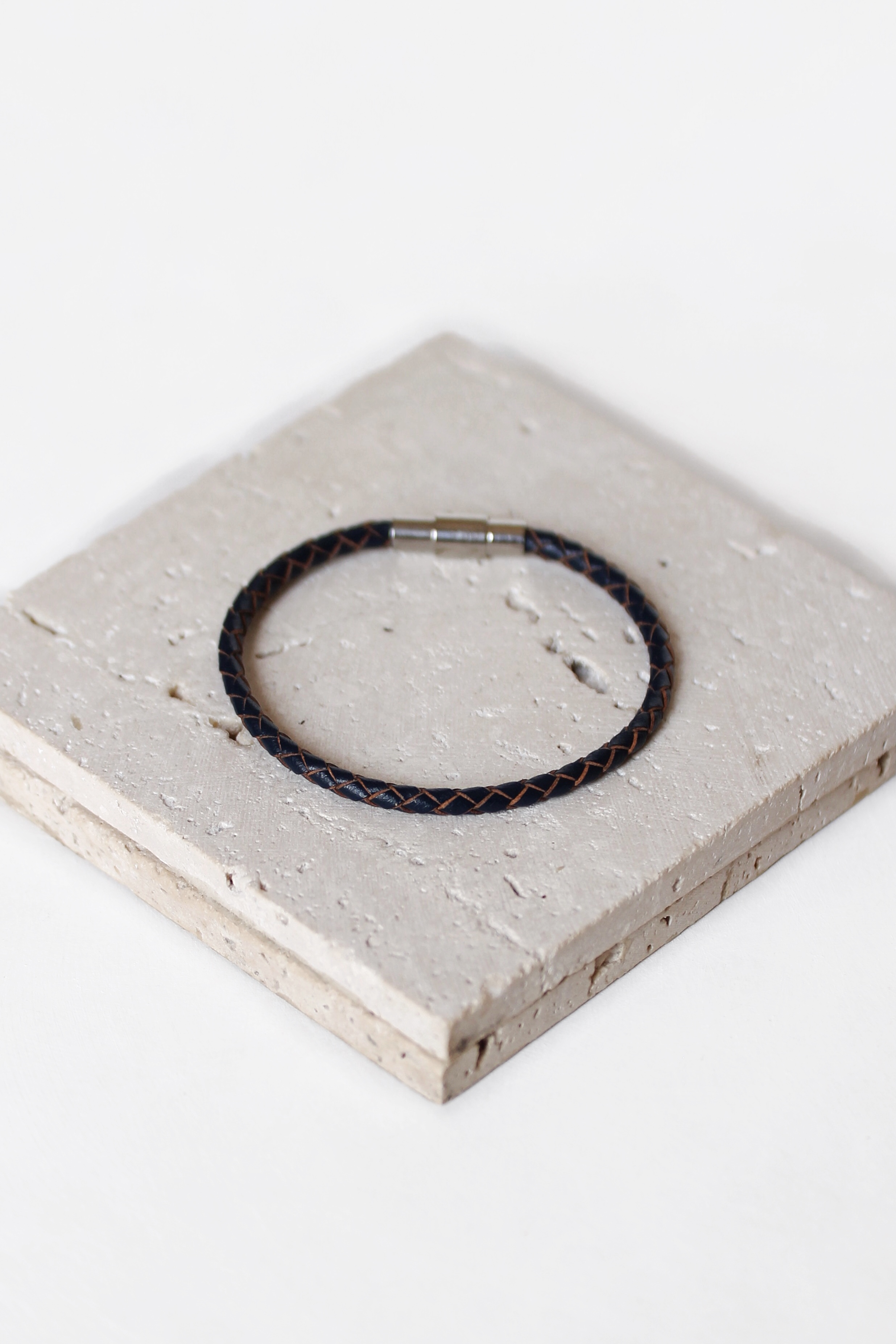 سوار جلد رفيع كحلي