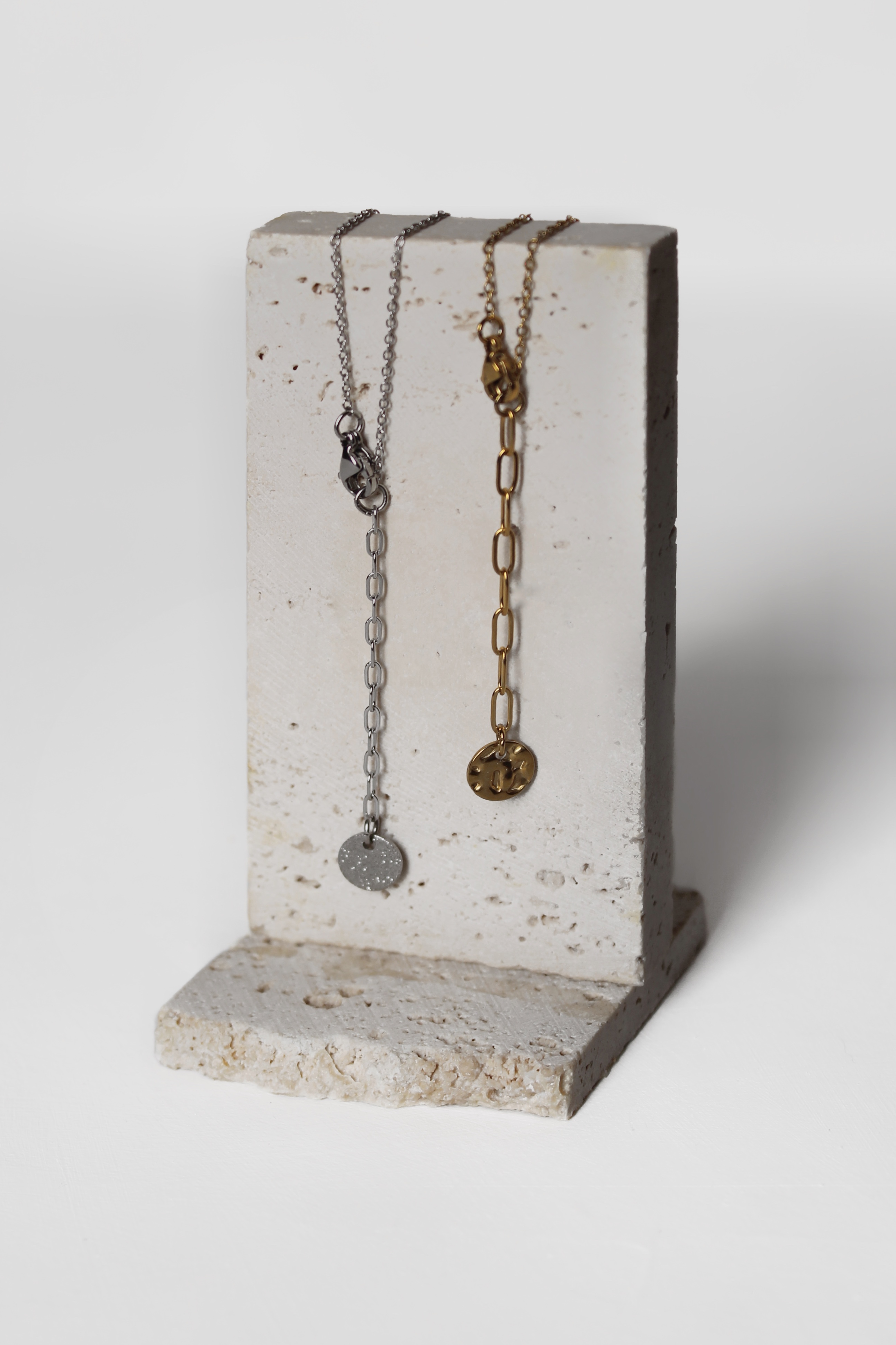 عقد حجر الكوارتز الوردي