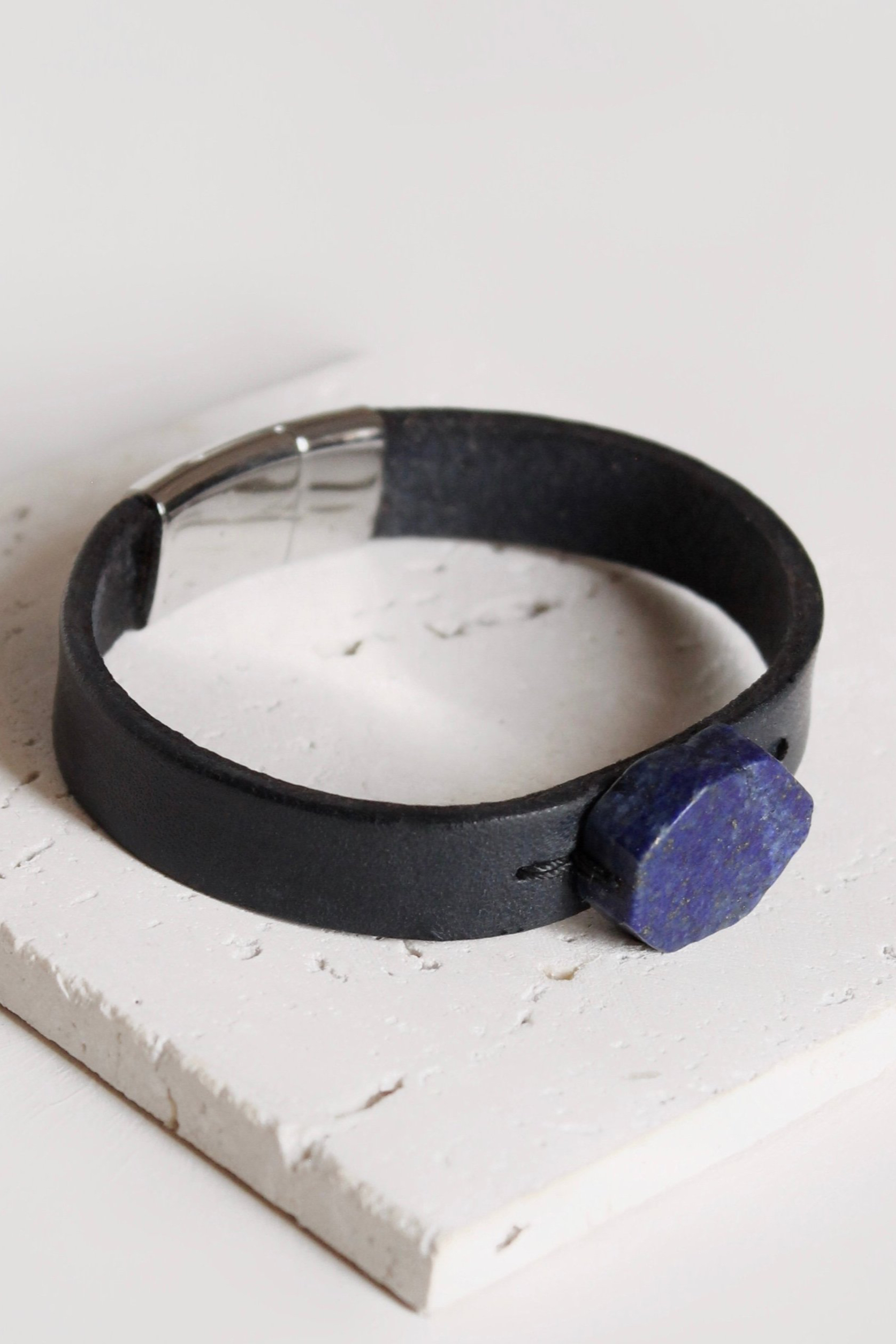 سوار جلد مع حجر اللازورد