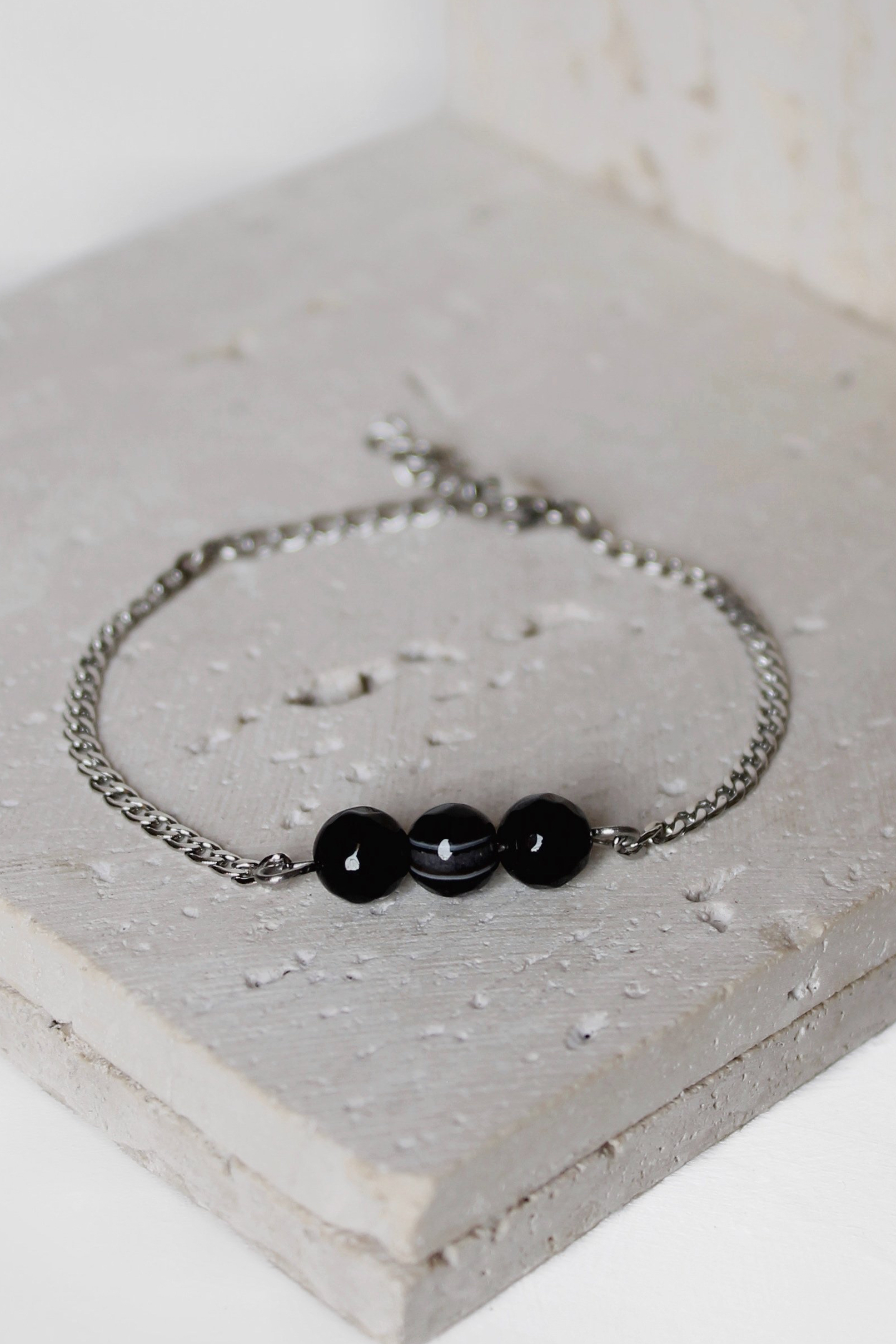 سوار حجر العقيق الأسود الثلاثي