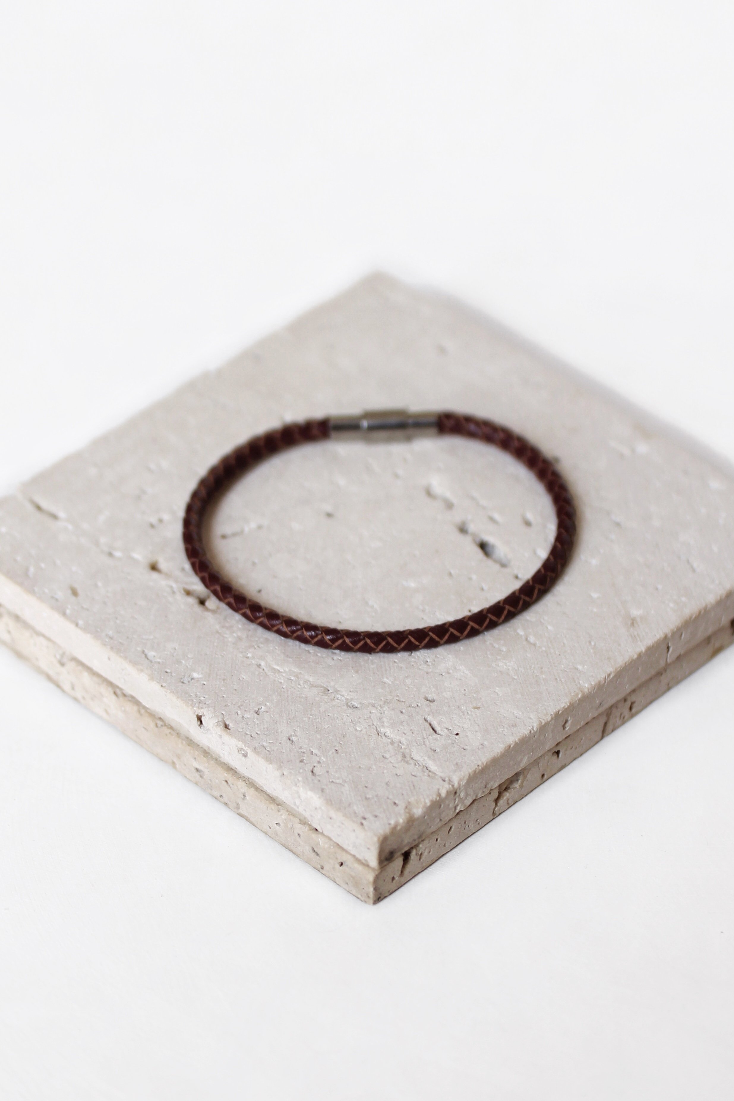 سوار جلد رفيع بني داكن