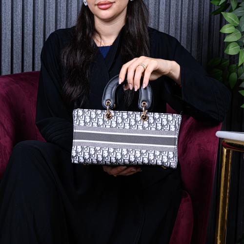 شنطة نسائية مستطيلة عملية