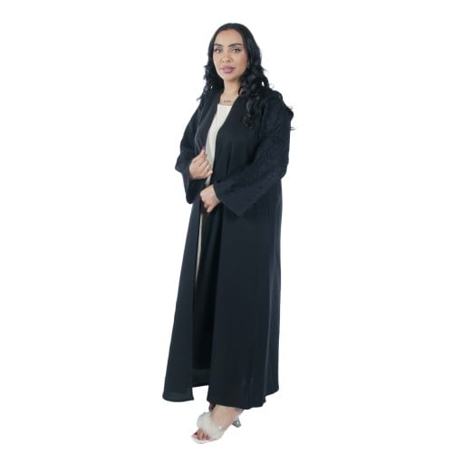 عباية نسائية مطرزة بالأسود