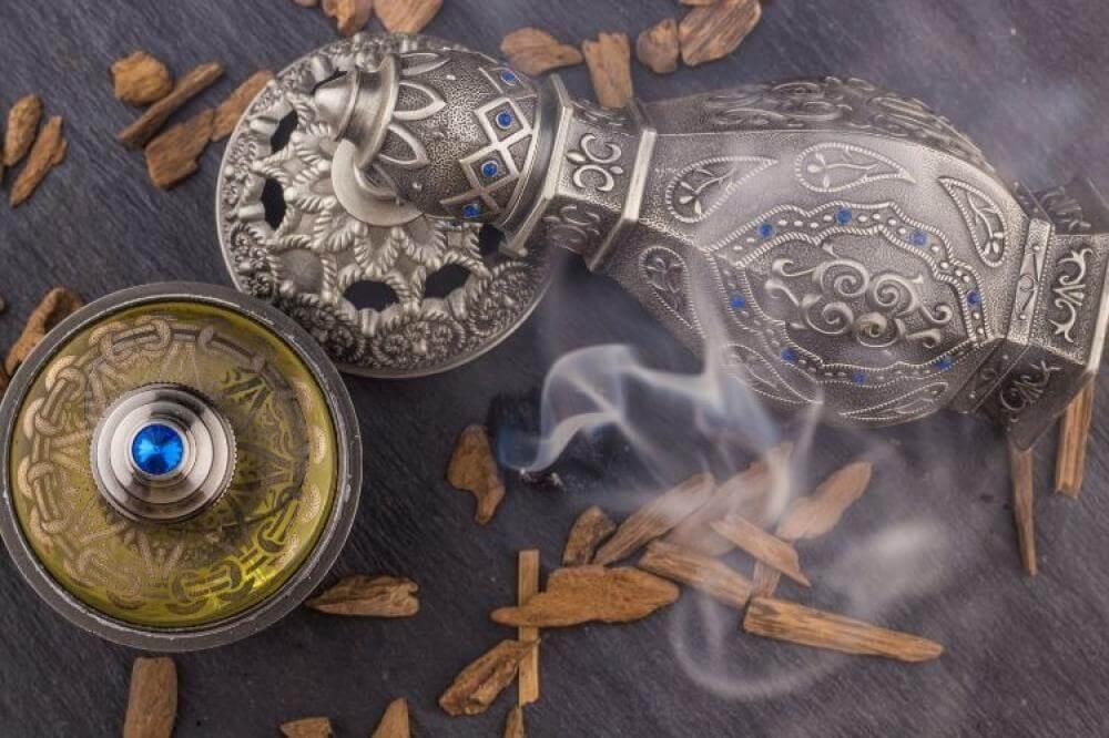 اين يباع العود الازرق وكيف تميزه؟