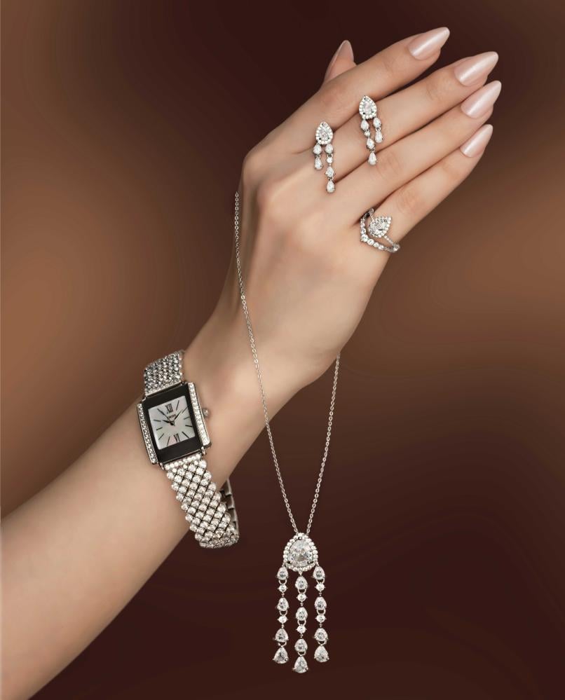 ساعة مرصعة بأحجار الزركون