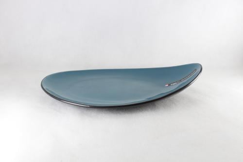 صحن بورسلان أسود وتركوازي