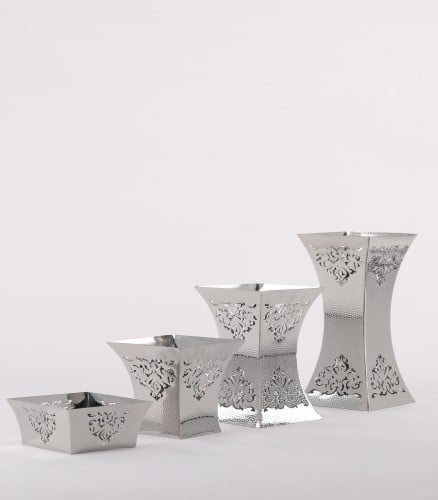 ستاند هرمي محفور فضي