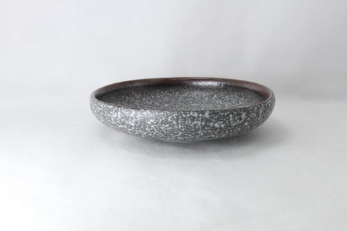 صحن دائري عميق حجري رصاصي