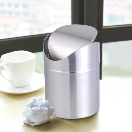 سلة مهملات فوق الطاولة