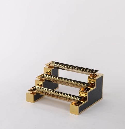 ستاند ذهبي مدرج جوانب خشبي