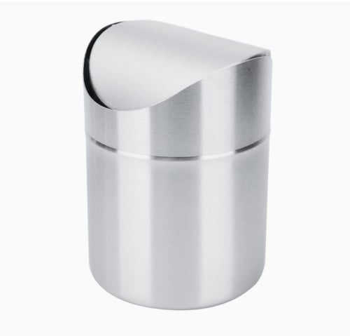 سلة مهملات فوق طاولة