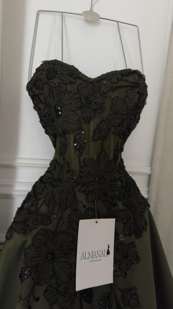 فستان سهرة زيتي ميدي مطرز بكلفة أنيقة