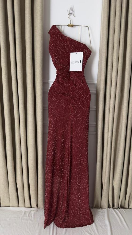 فستان سهرة احمر  بلمعة ناعمة وقصة ضيقة