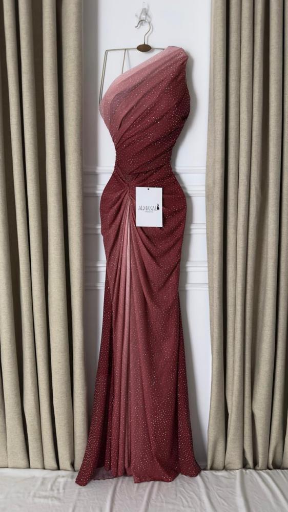 فستان سهرة احمر  بلمعة ناعمة وقصة ضيقة