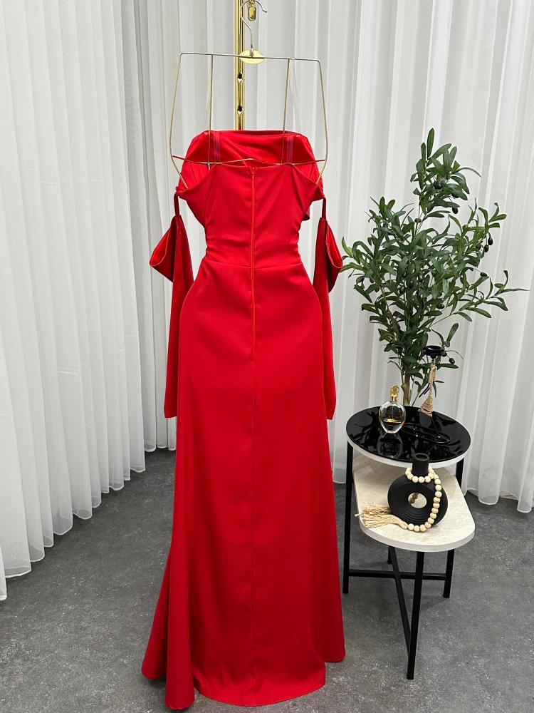 فستان ناعم احمر. تفته استرتش