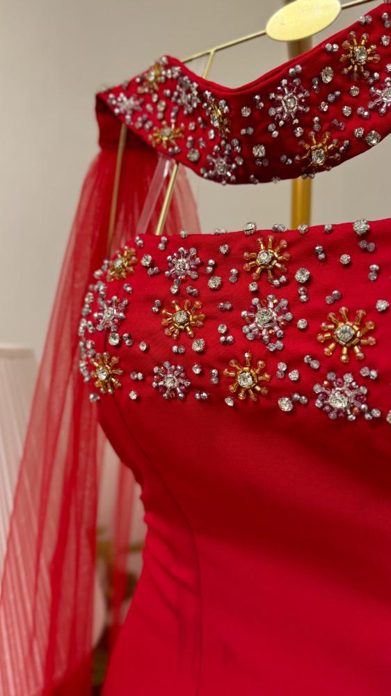 فستان تفته وتل احمر