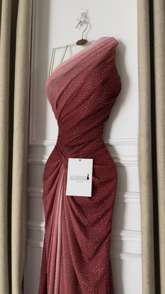 فستان سهرة احمر  بلمعة ناعمة وقصة ضيقة