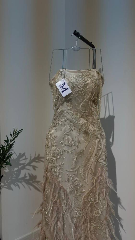 فستان سهرة بيج مطرز بالكامل مع تفاصيل ريش أنيقة