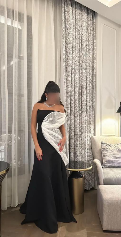 فستان أسود كريب بكشاكش بيضاء