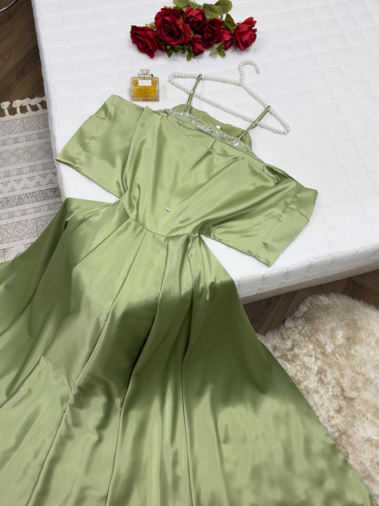 فستان سهرة اخضر فاتح مطرز بالكامل بتفاصيل فضية مع اكمام تفته