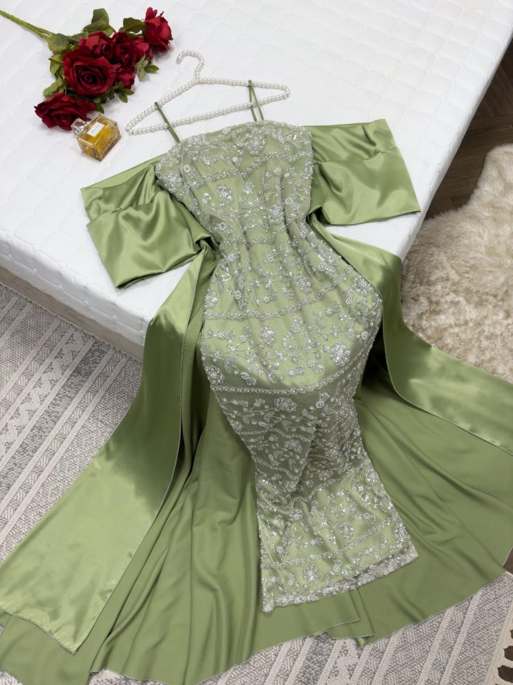 فستان سهرة اخضر فاتح مطرز بالكامل بتفاصيل فضية مع اكمام تفته