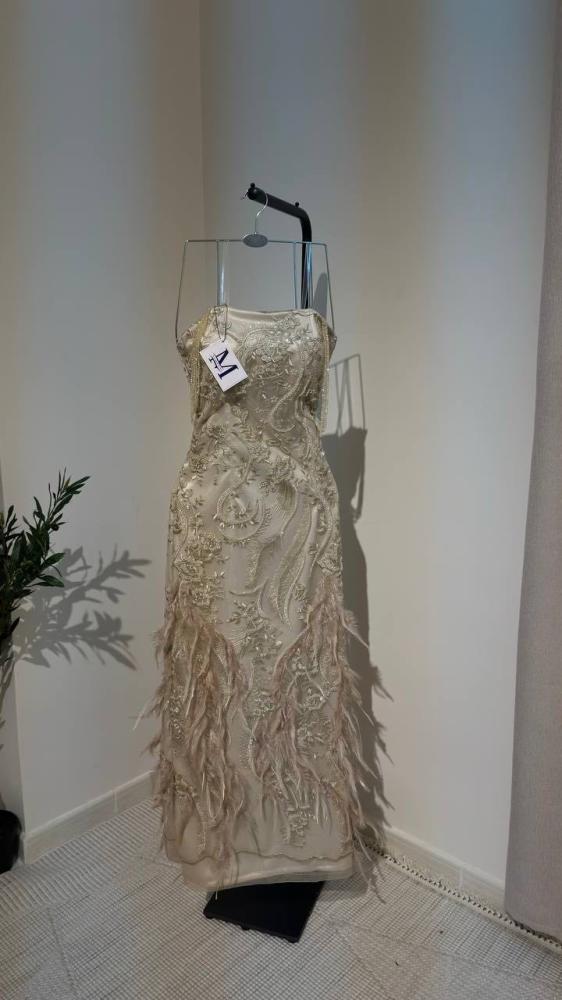 فستان سهرة بيج مطرز بالكامل مع تفاصيل ريش أنيقة