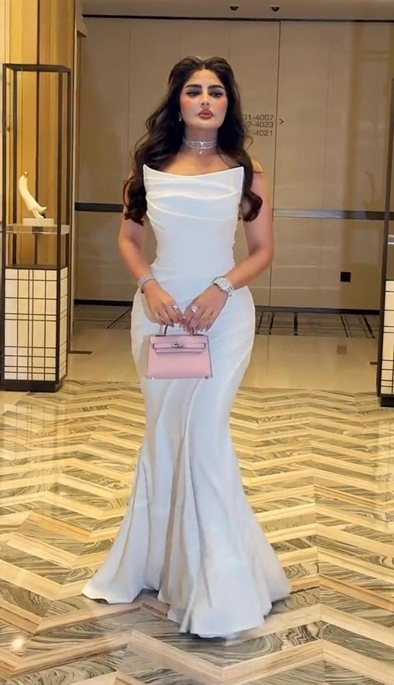 فستان ناعم كسرات ابيض